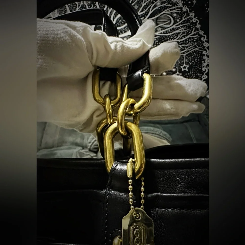 Vintage style Y2K Coach Black soft Leather Shoulder Bag with Gold Accents - Picture 14 of 17